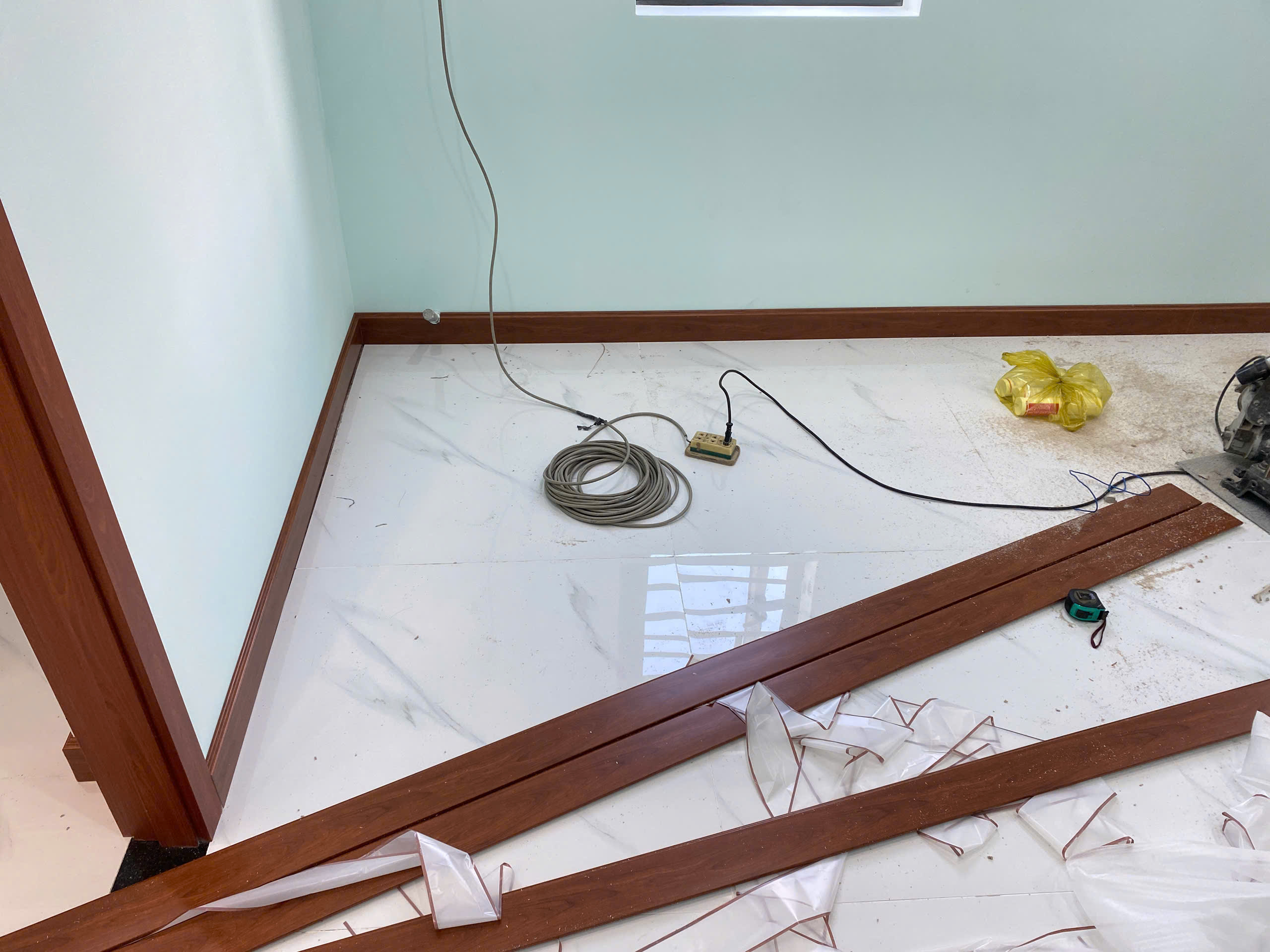 Lột Xác Không Gian Sống Cùng Len Chân Tường Giả Gỗ 